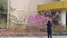 꽃에 홀딱 반한 누군가...